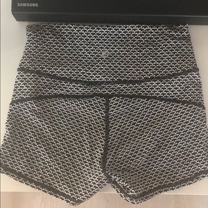 Lululemon in movement 2.5” shorts sz 6